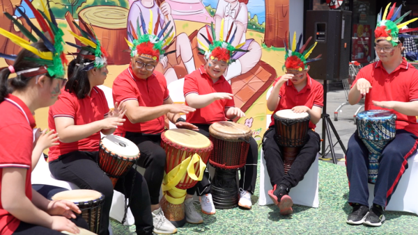 巧乐兹小V筒用公益营销守护“星星的孩子”